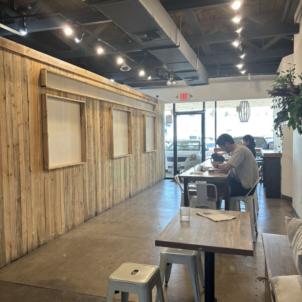 Akamai Coffee - Seating - Coffee & Tea Near Me - Kihei, Hawaii