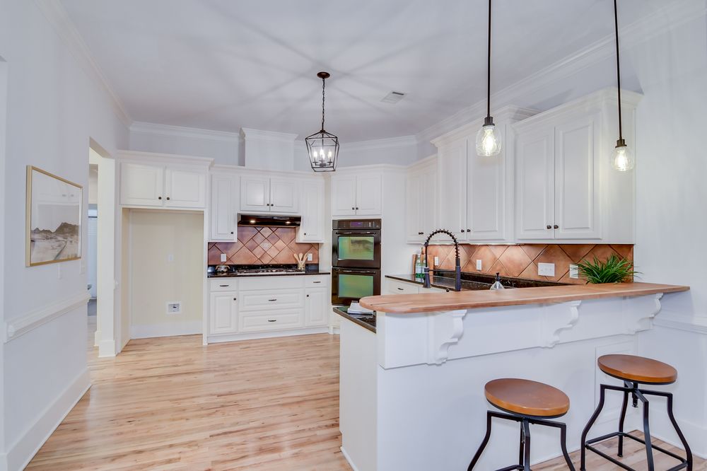 GERILYN DE LAURENTYS SUMMER HOUSE REALTY 13 Photos 2735