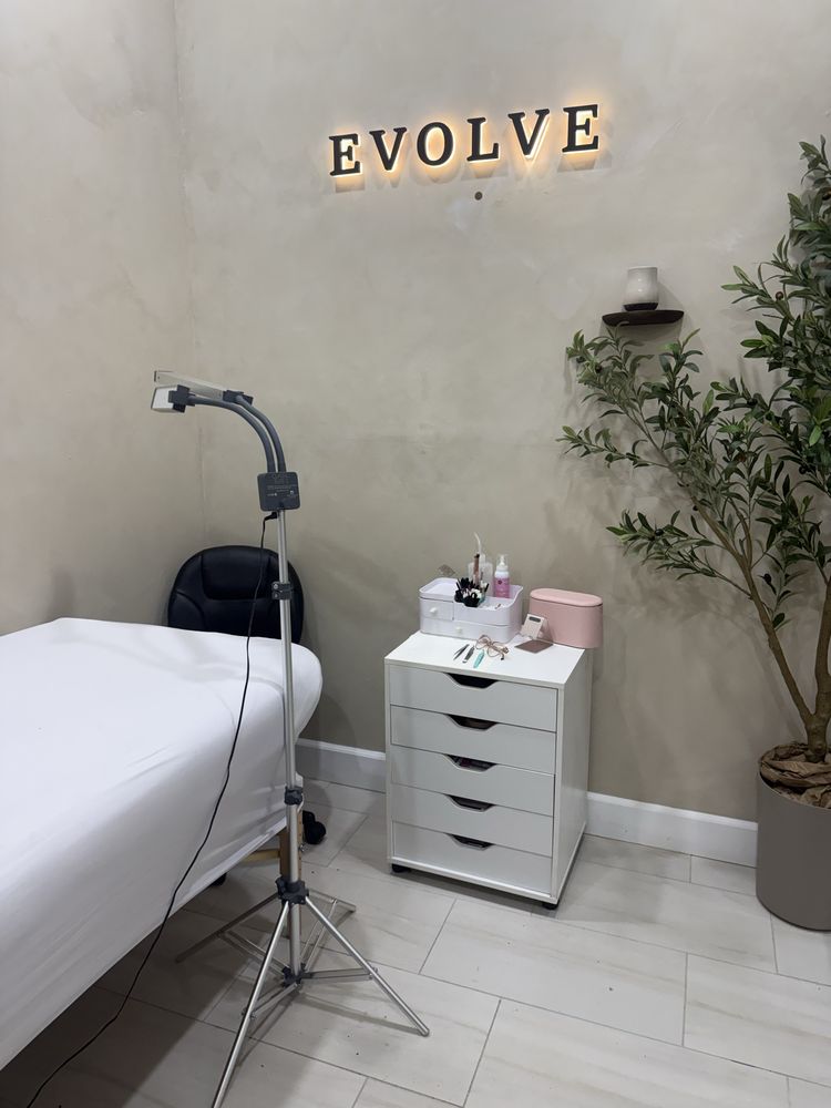 Eye Love Your Lashes Logo