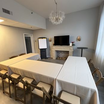 Sign and Celebrate Studios - Seating for up to 10 people, with a 50 inch TV - Officiants Near Me - Tacoma, Washington Sign and Celebrate Studios - Seating for up to 10 people, with a 50 inch TV - Officiants Near Me - Tacoma, Washington