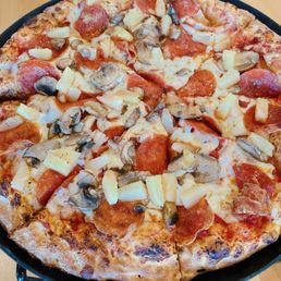 Medium pizza with pepperoni, mushroom, and pineapple Medium pizza with pepperoni, mushroom, and pineapple