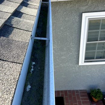 Monicos Rain Gutter Cleaning - Dirty rain gutter. - Gutter Services Near Me Monicos Rain Gutter Cleaning - Dirty rain gutter. - Gutter Services Near Me