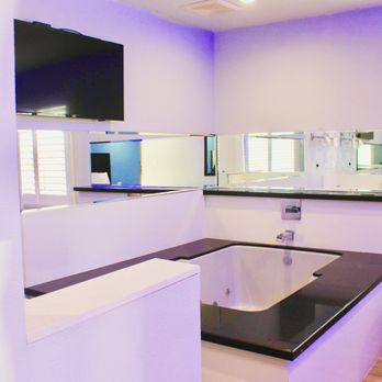 Arlington Motel - The remodeled room has a jacuzzi and bright lighting. - Hotels Near Me - Long Beach, California Arlington Motel - The remodeled room has a jacuzzi and bright lighting. - Hotels Near Me - Long Beach, California