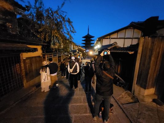 Hōkan-ji Temple (Yasaka Pagoda) by null
