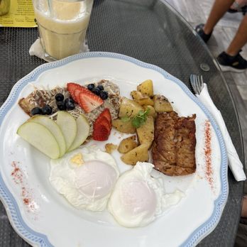 North Garden - Hot Cakes Trio ( subbed French toast for pancakes) - Signature Cuisine Near Me - Cancún, ROO