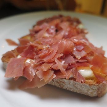 La Famiglia - Bruschetta con Crudo ($160) - Pizza Near Me - Playa del Carmen, ROO La Famiglia - Bruschetta con Crudo ($160) - Pizza Near Me - Playa del Carmen, ROO