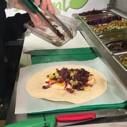 Falafel Queen - Making my vegan hummus & falafel wrap