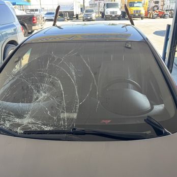 Kings Auto Glass - Broken windshield - Auto Glass Services Near Me - Los Angeles, California Kings Auto Glass - Broken windshield - Auto Glass Services Near Me - Los Angeles, California