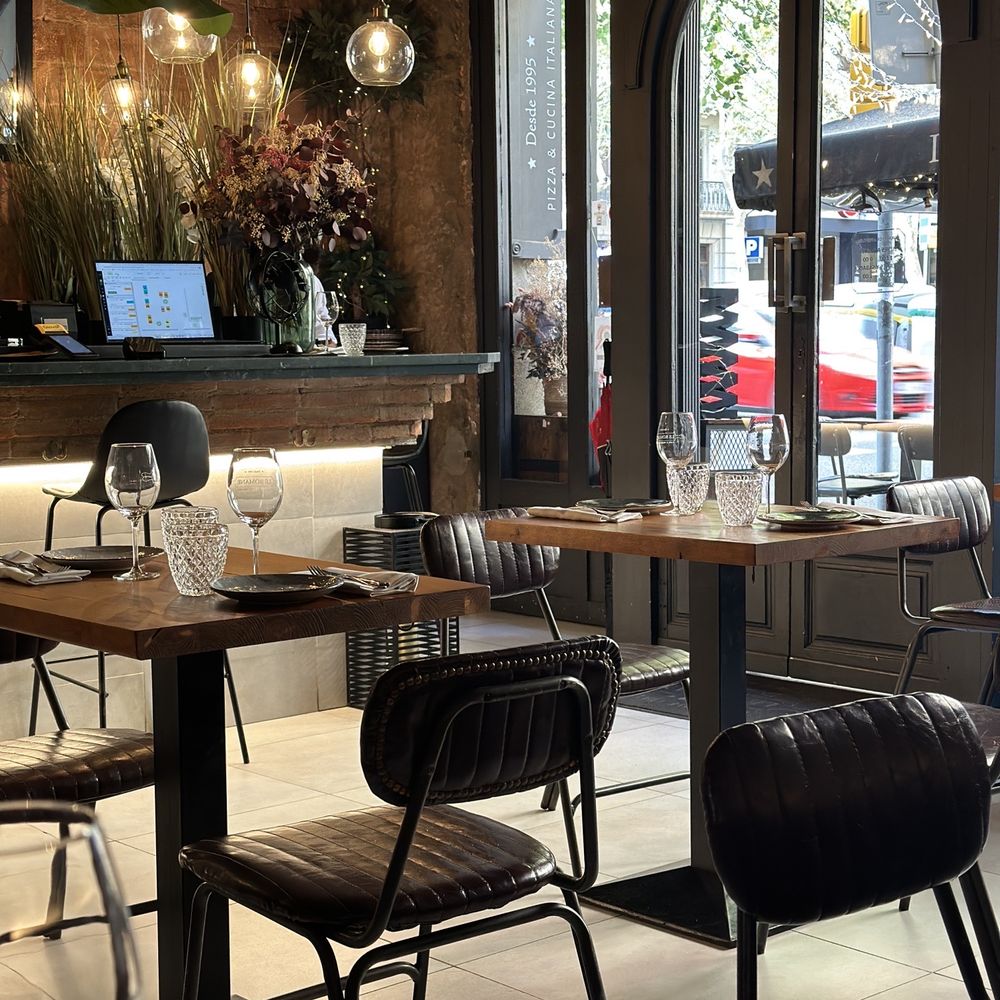 Le Romane - Interior seating - Italian Near Me - Barcelona, B Le Romane - Interior seating - Italian Near Me - Barcelona, B