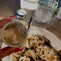 La Cucina Trattoria - Fettuccine Alfredo lunch special add mushrooms