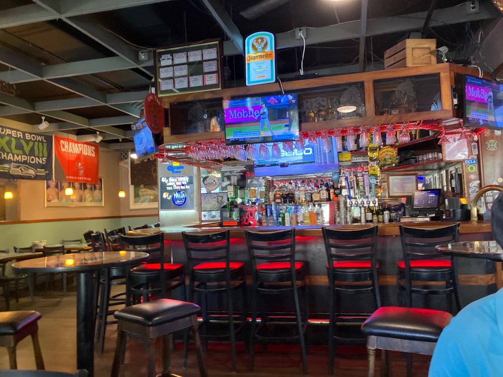 Dollie's Pub and Cafe 