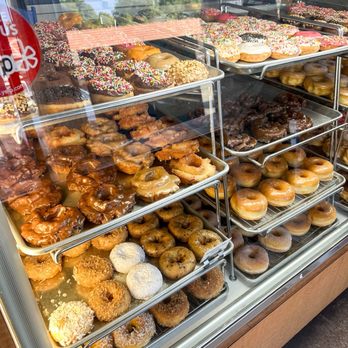 Foster's Donuts - Donut case with raised, old fashioned and cake donuts - Bakeries Near Me - Thousand Oaks, California Foster's Donuts - Donut case with raised, old fashioned and cake donuts - Bakeries Near Me - Thousand Oaks, California