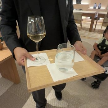 Louis Vuitton Honolulu Gump's Building - Wine and drinks with your purchase - Leather Goods Near Me - Honolulu, Hawaii