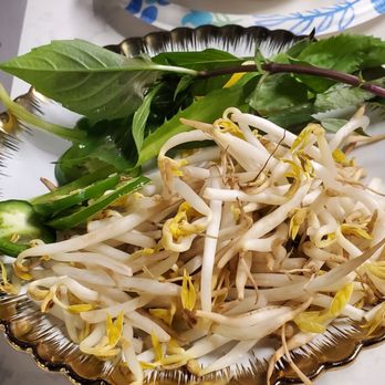Saigon Grill - Bean sprouts yellowing - Seafood Near Me - Honolulu, Hawaii