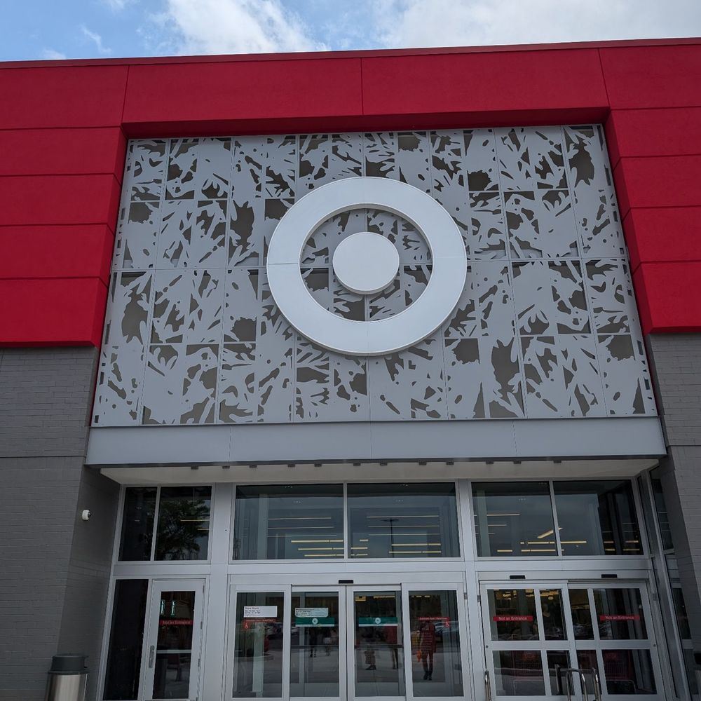 What is the history and purpose of the old structure in Hillcrest park?, image size:1000x1000