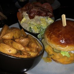 Little Butcher - Classic Burger mit extra Cheddar,Caesar's Salad und Kartoffelspalten
