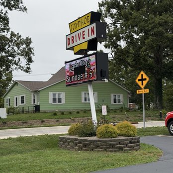 Ivanhoe's Drive In - Outside signage - Ice Cream & Frozen Yogurt Near Me - Upland, Indiana