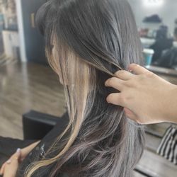 Victory Salon - Blonde streaks
