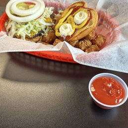 Single cheeseburger with taror tots Single cheeseburger with taror tots