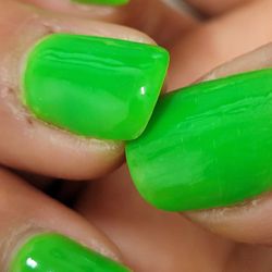 Cosmo Nail Bar - Chip and crack on right hand ring finger