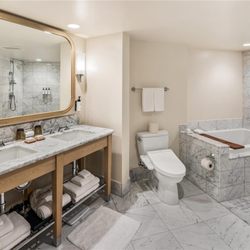 Ka La'i Waikiki Beach, LXR Hotels & Resorts - Guest room bath