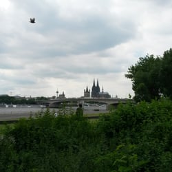 Einkaufstreff Deutzer Freiheit - Wenn man von hier auf die andere Rheinseite schaut mit Dom, Altstadt  und Deutzer Brücke.
