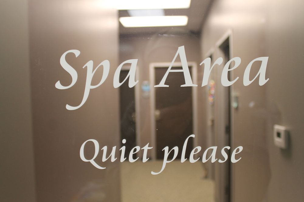 Delaney Salon Suites Logo