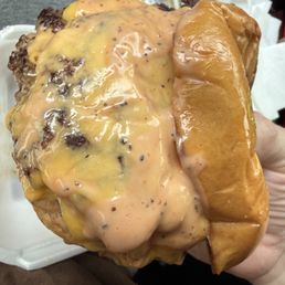 Cheeseburger with sauce Cheeseburger with sauce