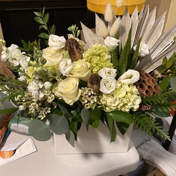 Blackbird Floral - "The Natural Slice" - Florists Near Me - Austin, Texas Blackbird Floral - "The Natural Slice" - Florists Near Me - Austin, Texas