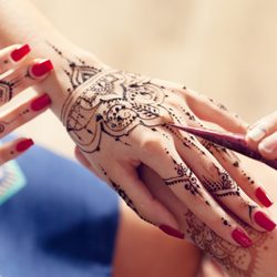 Brow Arc - Whether you'd like an intricate or a simple design our henna artists will transform you into a walking piece of art!