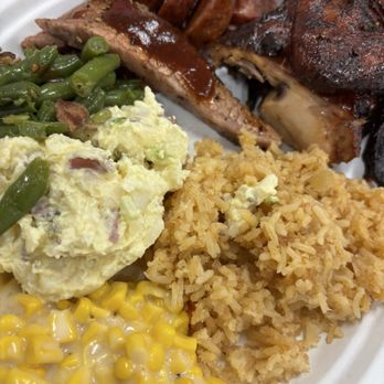 B&B Smokehouse - Creamed Corn, Potato Salad, Green Beans, sausage,Spanish Rice, BBQ Chicken - Barbeque Near Me - San Antonio, Texas