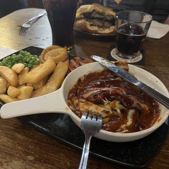 Golden Fleece - Hunters chicken (chicken breast bacon cheese and bbq sauce) with chips - Pubs Near Me - York, NYK Golden Fleece - Hunters chicken (chicken breast bacon cheese and bbq sauce) with chips - Pubs Near Me - York, NYK
