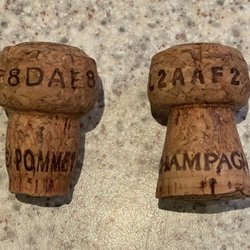 Jagdhaus im Kühl - Korken des viel zu alten POMMERY im Jan. 2023 vom Jagdhaus serviert. Rechts der Korken einer frisch gefüllten Flasche BRUT ROYAL.