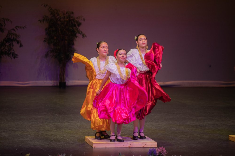 Grupo Folklorico Los Laureles