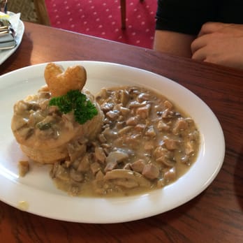 Kaffeehaus Krönner - Puff pastry pie with ragout fin - Patisserie/Cake Shop Near Me - Garmisch-Partenkirchen, BY