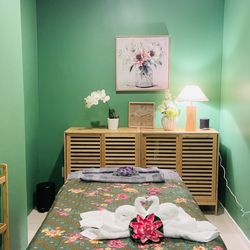Manee's Therapeutic Thai Massage - Back and Shoulder Massage
This massage will work wonders for muscular pain and will release tension. Not only will it relieve tension but