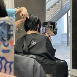 Tuoi trimming my hair Tuoi trimming my hair