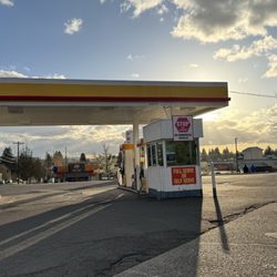 Farmington Mall Shell - The station at sunset