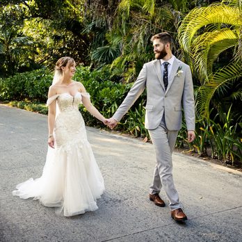 Santiago Gabay Photography - Bride and Groom walking - Session Photography Near Me - Cancún, ROO Santiago Gabay Photography - Bride and Groom walking - Session Photography Near Me - Cancún, ROO