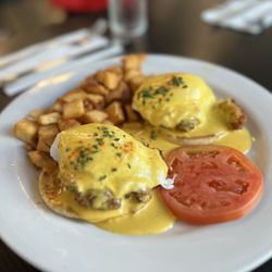 Bea Bea's - Crab cakes egg Benedict