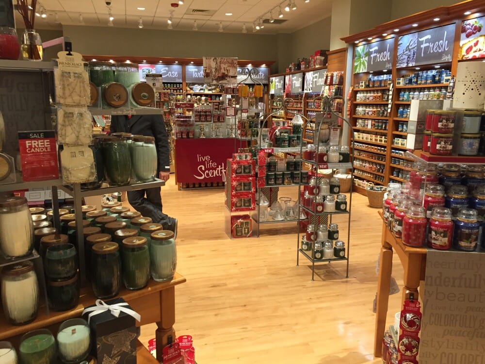 YANKEE CANDLE Updated August 2024 2344 Fox Valley Ctr, Aurora