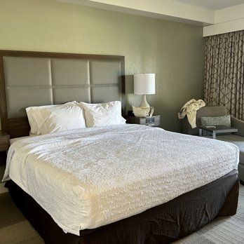 Hampton Inn Channel Islands Harbor - Room with king size bed - Hotels Near Me - Oxnard, California Hampton Inn Channel Islands Harbor - Room with king size bed - Hotels Near Me - Oxnard, California