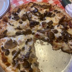 Petti's Pizza & Restaurant - Mushroom & Onion pizza