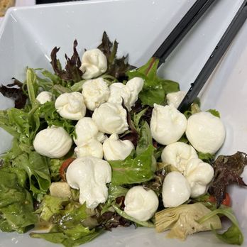 Selfup Cooking Classes - Fresh mozzarella balls in salad - Cooking Classes Near Me - New York, New York