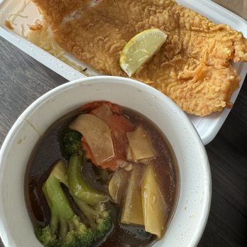 Twin Fish - Fillet Red Snapper with carrots, broccoli, mushrooms in ginger sauce. - Thai Near Me - Mississauga, Ontario Twin Fish - Fillet Red Snapper with carrots, broccoli, mushrooms in ginger sauce. - Thai Near Me - Mississauga, Ontario