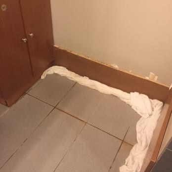 Midtown Athletic Club - Women's locker room is in need of some serious renovation. - Sports Clubs Near Me - Montreal, Quebec