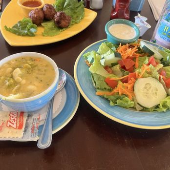 Harry And The Natives - Broccoli cheese soup and garden salad and conch fritters - Breakfast & Brunch Near Me - Hobe Sound, Florida