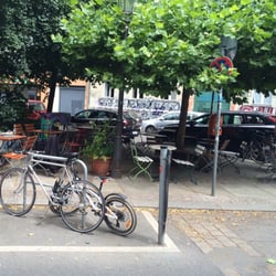 Draußen sitzen unter Bäumen - auf der gegenüber liegenden Straßenseite.