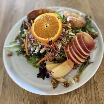 Cafe Dantorels - Fuji Salad with a side of garlic bread - Cafes Near Me - Sacramento, California