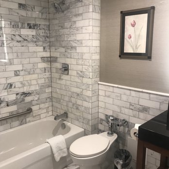 Lord Elgin Hotel - Beautiful Bathroom - Hotels Near Me - Ottawa, Ontario